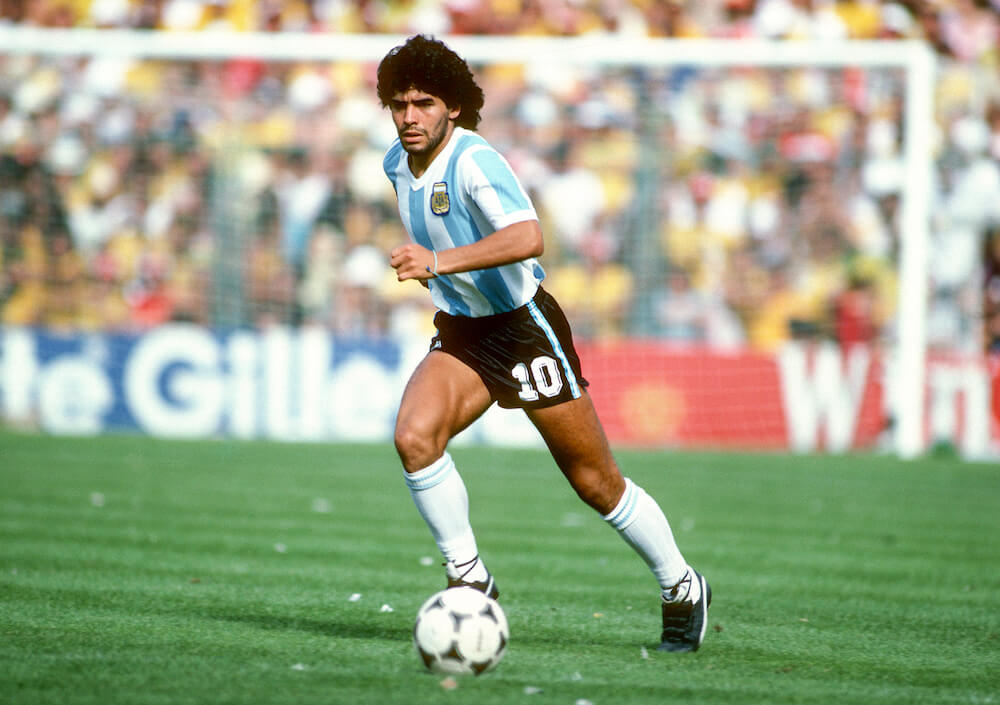 لماذا يُعد مارادونا أسطورة كرة القدم الأولى؟